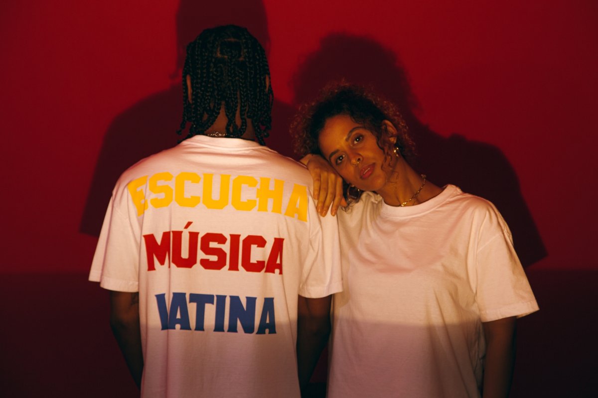 Camisetão ESCUCHA MÚSICA LATINA 2.0 branco - Image 4