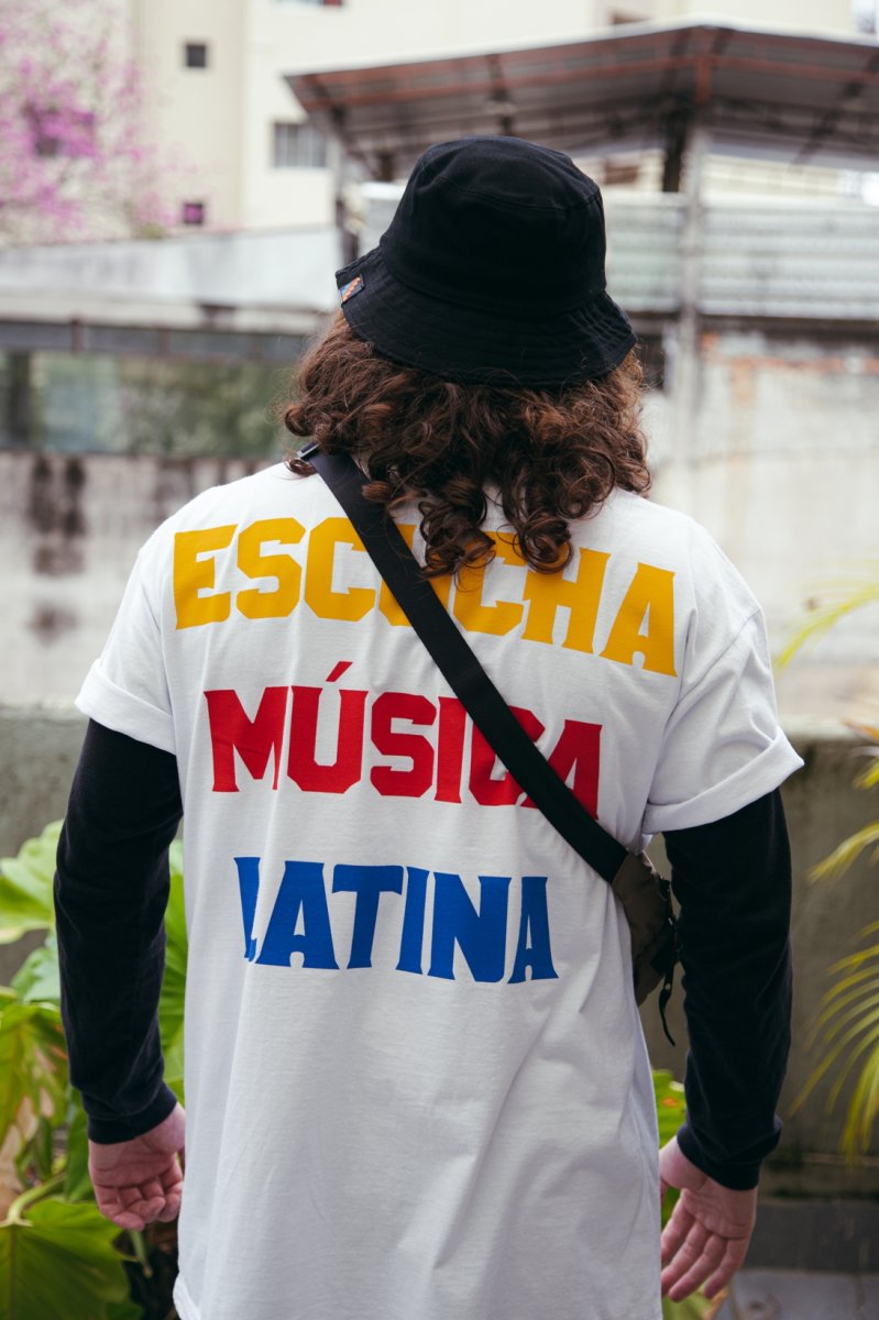 Camisetão ESCUCHA MÚSICA LATINA 2.0 branco - Image 6