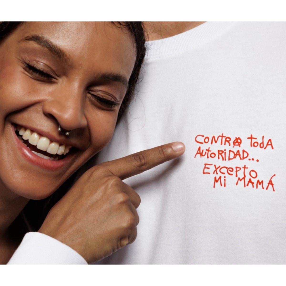 Camiseta manga longa CONTRA TODA AUTORIDAD EXCEPTO MI MAMÁ branco - Image 2